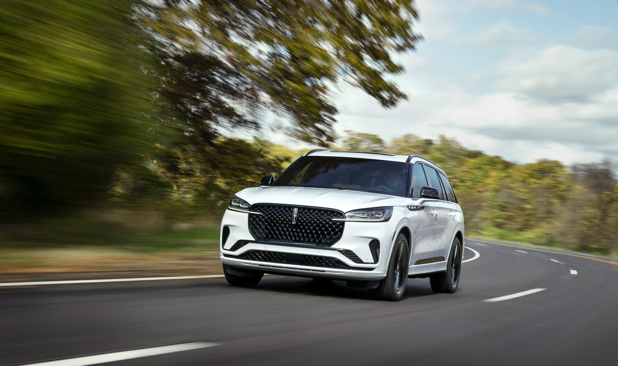 2025 White Lincoln Aviator