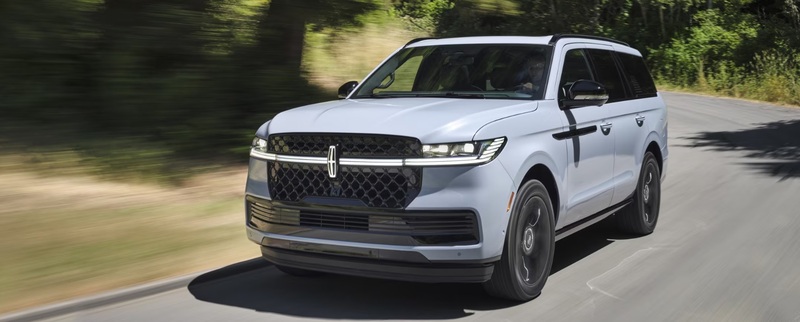 2025 White Lincoln Navigator
