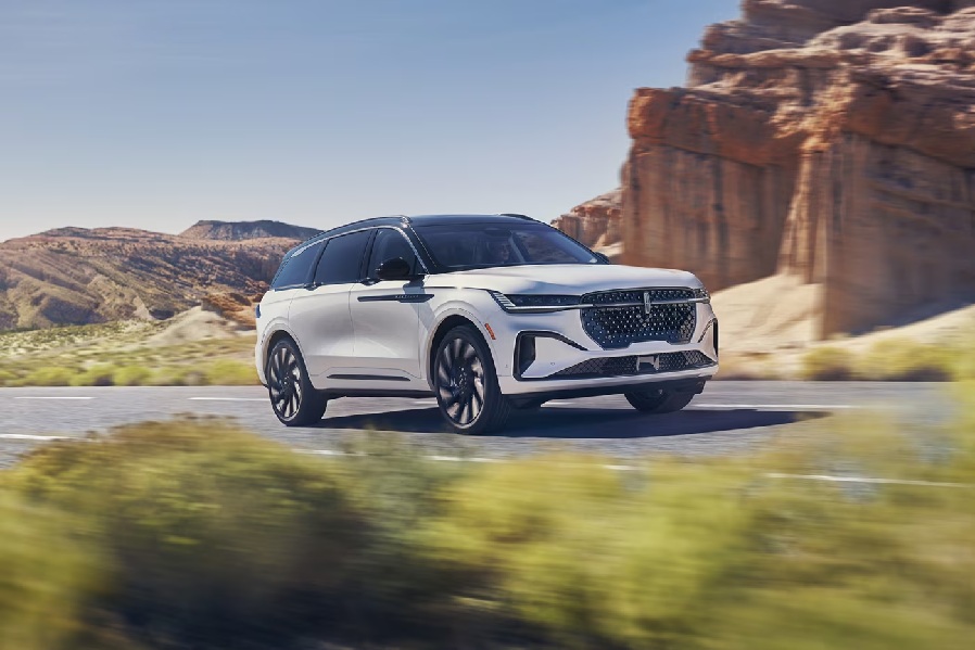 2025 White Lincoln Nautilus