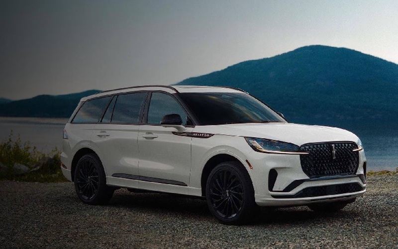 2025 White Lincoln Aviator