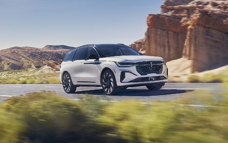 2025 White Lincoln Nautilus