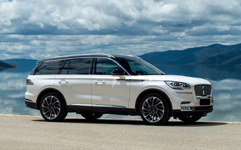 2022 White Lincoln Aviator
